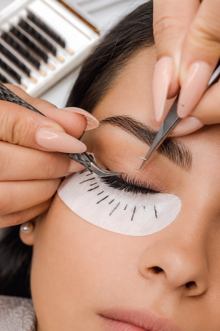 Eyelash extensions and lash services in Mumbai